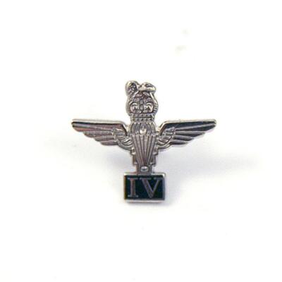 4 Para - Small Para Lapel Badge with Battalion Number - Old Design